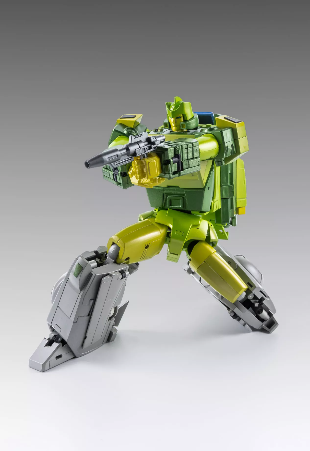 X-Transbots MX-X VIRTUS (Premium Version) comes with additional plastic shoulders